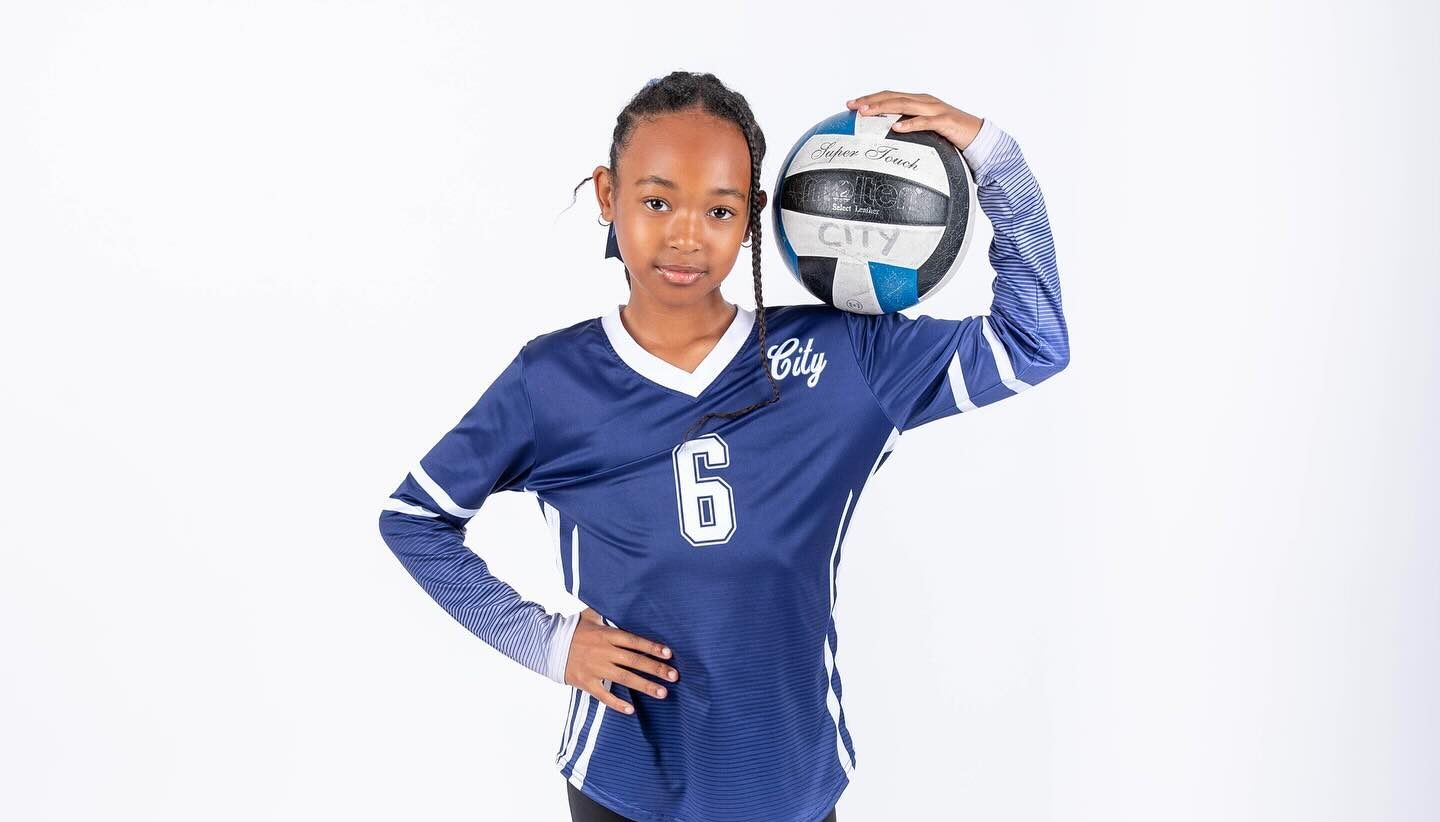Zhuri James praticando voleibol e seguindo seu próprio caminho esportivo