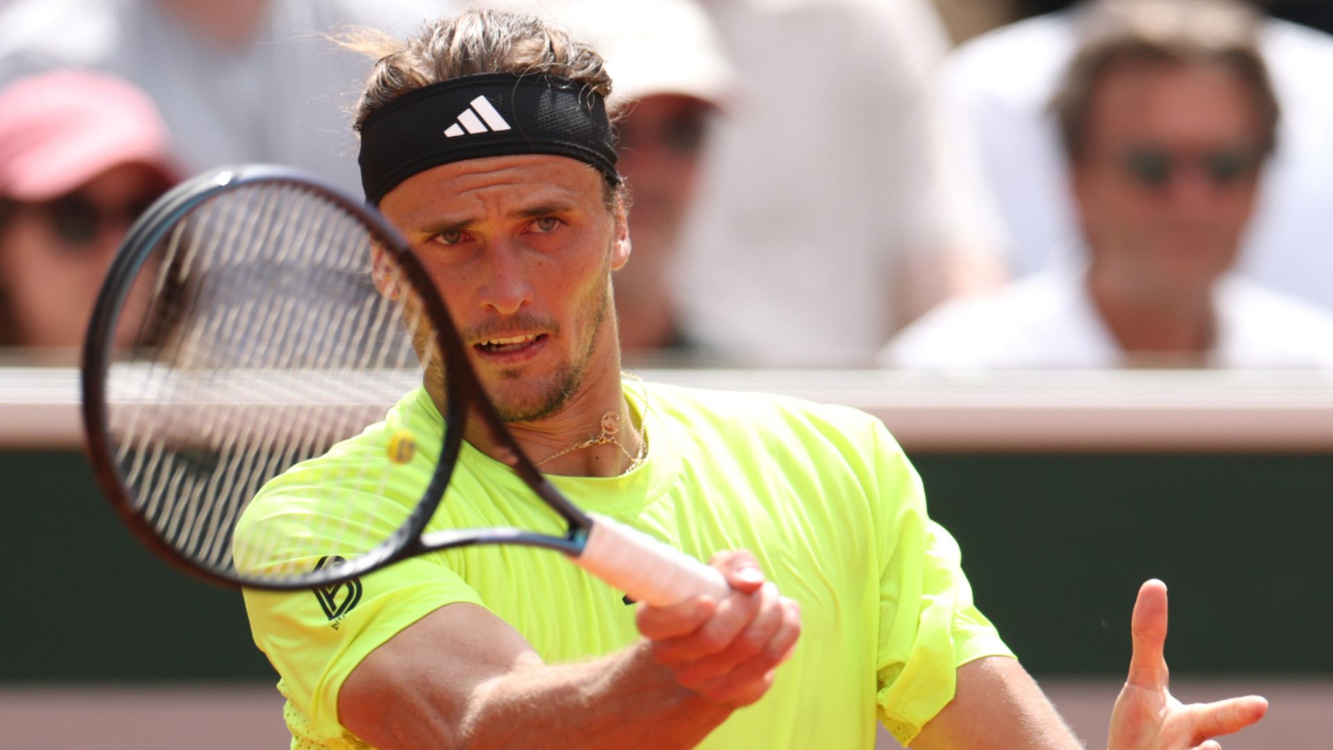 Alexander Zverev comemora vitória em Roland Garros